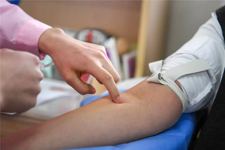 Spoločnosť BABIO predstavuje rýchlu testovaciu súpravu Typhoid IgG/IgM pre spoľahlivú diagnostiku starostlivosti